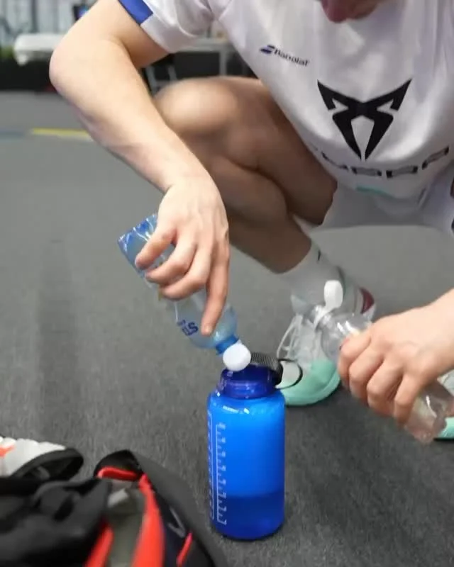 Opskriften på danmarksmesterskabet i Padel🥤 Ingen breaks, 15 partier givet væk i hele turneringen og Lime/Orange Zero + Passionfruit i et smukt mix😅 Hver gang selvfølgelig 🎾❤️‍🔥🇩🇰 

Kæmpestort tillykke til overlegne STATE-ambassadører @malthe_nielsen_ & @oscar_sebber 🙌🏻 

#STATEDRINKS #PADEL #ENERGI #DM #NEMT