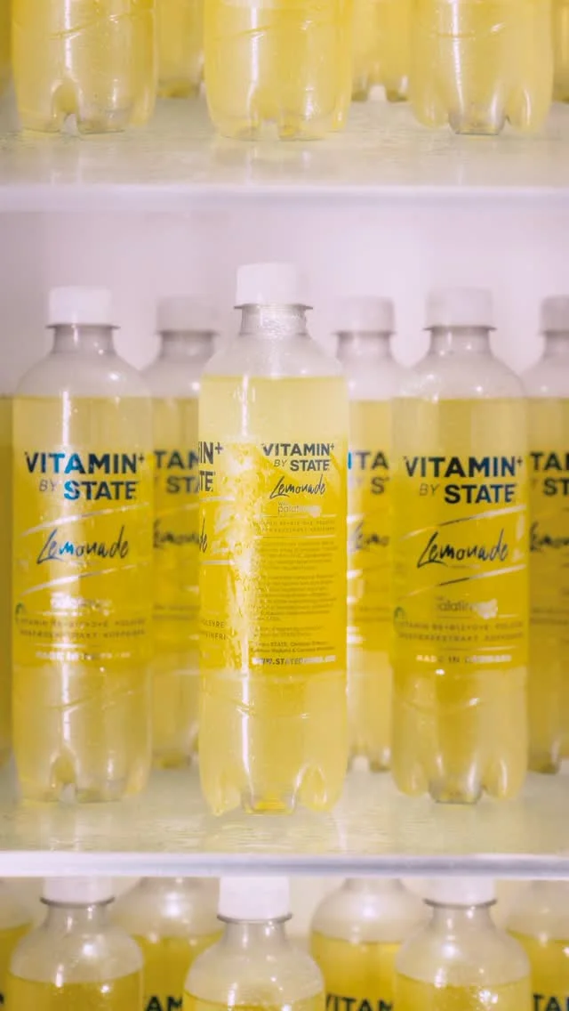 Here we go! 🍋☀️ Vind 2 x 50 flasker Vitamin+ Lemonade!
Det eneste du skal gøre for at deltage er:

1: Like opslaget og følg @statedrinks 
2: Fortæl os hvem du deler med, hvis du vinder 🍋🫶🏻

Vinderne trækkes på fredag!

#STATEDRINKS #NYHED #MADEINDENMARK #LEMONADE