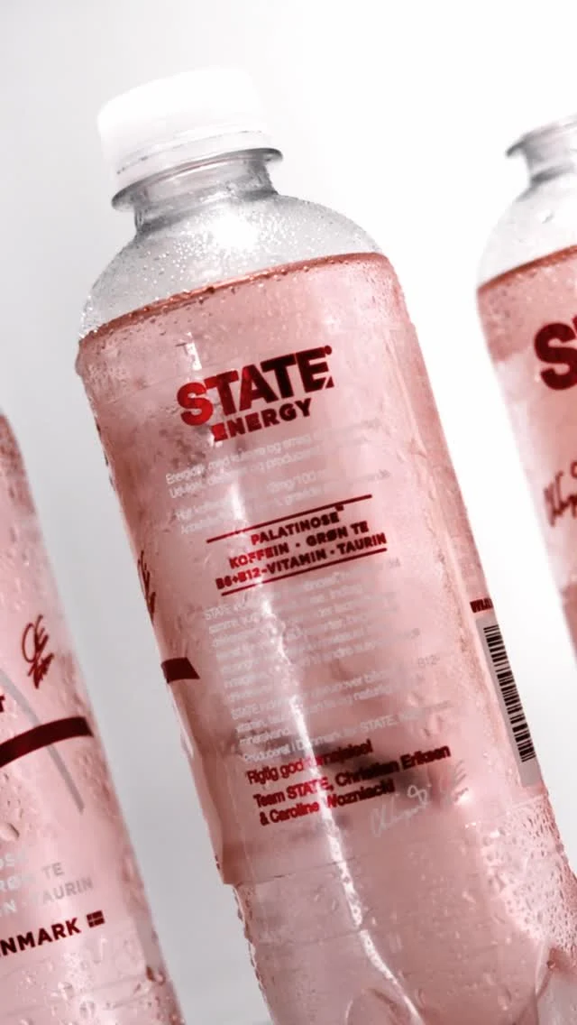 Vidste du? | At hver flaske STATE indeholder 480 mg elektrolytter (natrium) som bidrager til elektrolytbalancen?👇🏻

Når du sveder meget og mister salt (især natrium) uden at genopfylde det, falder kroppens væskebalance og evne til at regulere temperatur. Det kan føre til træthed, muskelkramper, svimmelhed og nedsat ydeevne – og i værste fald til dehydrering og varmeudmattelse. Salt er nemlig afgørende for nervefunktion og væskeoptagelse i kroppen.

Alene 2% væsketab kan sænke din ydeevne mærkbart – og mister du salt i sveden samtidig, kan både muskler og mental skarphed tage et væsentligt dyk. 

#STATEDRINKS #ELEKTROLYTTER #NATRIUM #ELEKTROLYTBALANCE #PERFORMANCE
